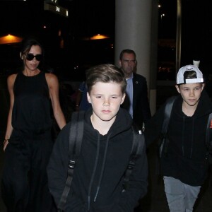 Victoria Beckham à l'aéroport LAX de Los Angeles avec sa fille Harper et ses fils Cruz et Romeo le 18 avril 2016.