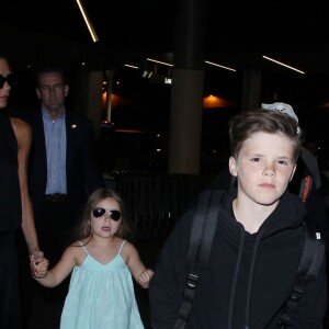 Victoria Beckham à l'aéroport LAX de Los Angeles avec sa fille Harper et ses fils Cruz et Romeo le 18 avril 2016.