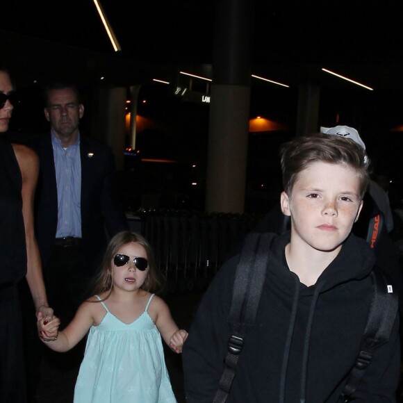 Victoria Beckham à l'aéroport LAX de Los Angeles avec sa fille Harper et ses fils Cruz et Romeo le 18 avril 2016.