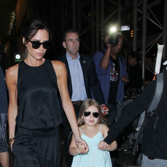 Victoria Beckham à l'aéroport LAX de Los Angeles avec sa fille Harper et ses fils Cruz et Romeo le 18 avril 2016.