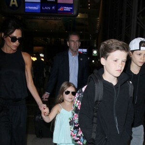 Victoria Beckham à l'aéroport LAX de Los Angeles avec sa fille Harper et ses fils Cruz et Romeo le 18 avril 2016.