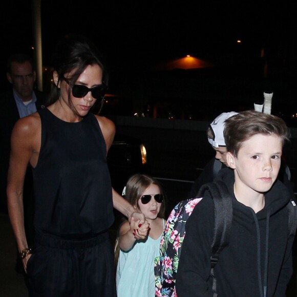 Victoria Beckham à l'aéroport LAX de Los Angeles avec sa fille Harper et ses fils Cruz et Romeo le 18 avril 2016.