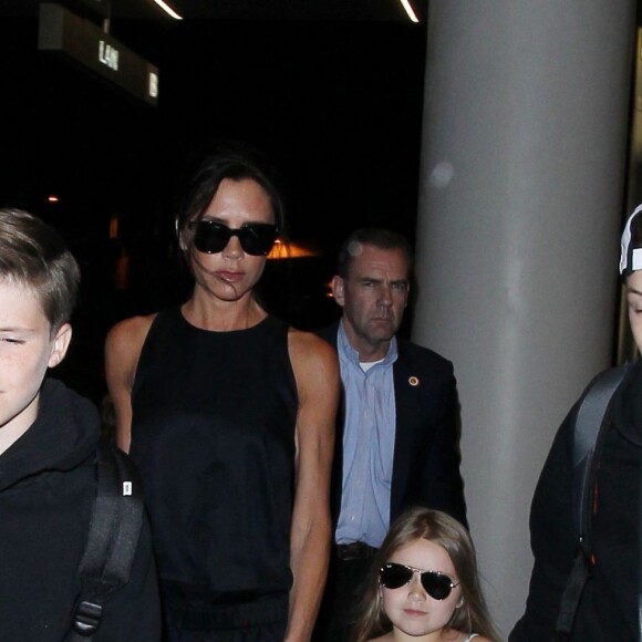 Victoria Beckham à l'aéroport LAX de Los Angeles avec sa fille Harper et ses fils Cruz et Romeo le 18 avril 2016.