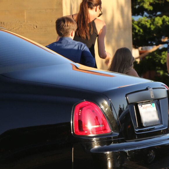 David Beckham, sa femme Victoria et leurs enfants Harper, Cruz et Romeo ont fêté les 42 ans de Victoria au restaurant Nobu à Los Angeles , le 16 avril 2016.