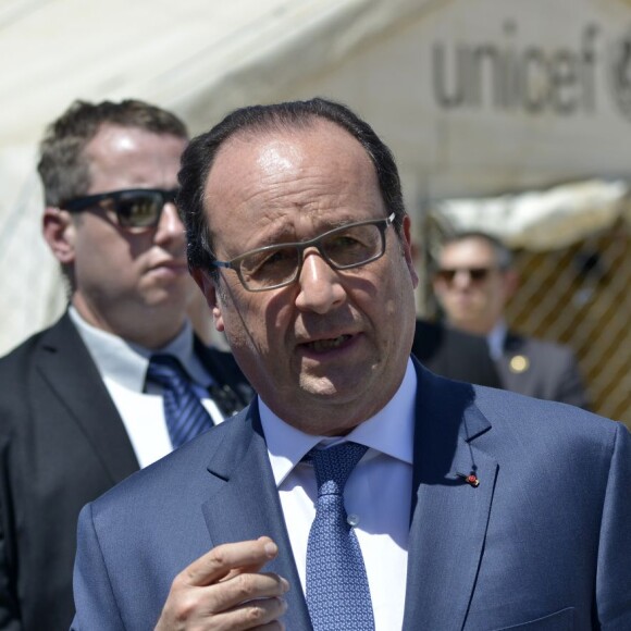 Le président de la république François Hollande visite le camp informel de réfugiés à Dalhamyeh géré par des equipes du HCR et de l'UNICEF dans la région de Bekaa, le 17 avril 2016 lors de sa visite officielle de 2 jours au Liban.