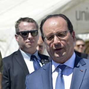 Le président de la république François Hollande visite le camp informel de réfugiés à Dalhamyeh géré par des equipes du HCR et de l'UNICEF dans la région de Bekaa, le 17 avril 2016 lors de sa visite officielle de 2 jours au Liban.