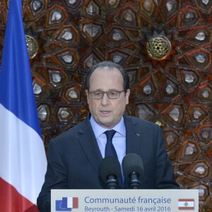 Le président de la République François Hollande fait un discours devant la communauté française au Liban pendant une réception à la résidence des Pins, la résidence de l'ambassadeur de France à Beyrouth, le 16 avril 2016.