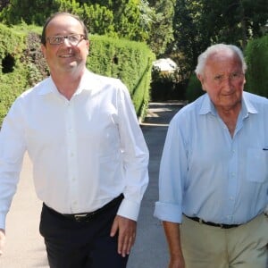 Exclusif - François Hollande et son père Georges Gustave dans sa résidence à Cannes. Le 13 août 2014 crédit Franz Chavaroche-Alain Brun Jacob / Nice Matin / Bestimage