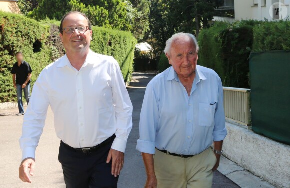 Exclusif - François Hollande et son père Georges Gustave dans sa résidence à Cannes. Le 13 août 2014 crédit Franz Chavaroche-Alain Brun Jacob / Nice Matin / Bestimage