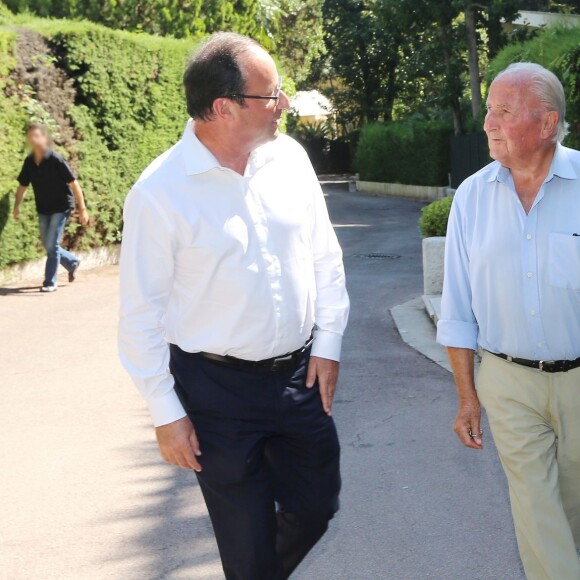 Exclusif - Au lendemain de son 60e anniversaire, François Hollande est venu embrasser son père Georges dans sa résidence à Cannes. Le 13 août 2014 crédit Franz Chavaroche-Alain Brun Jacob / Nice Matin / Bestimage