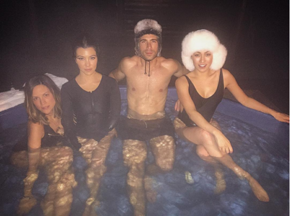 Photo de Nicole Reda, Kourtney Kardashian, Simon Huck et Stephanie Sheppard dans un bain à remous publiée le 18 avril 2016.