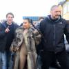 Kim Kardashian est avec son ami Jonathan Cheban en vacances en Islande, le 18 avril 2016 avec sa soeur Kourtney Kardashian qui fête aujourd'hui son 37ème anniversaire. Kim Kardashian porte un manteau en fourrure. Ils se sont arrêtés prendre un hot-dog.