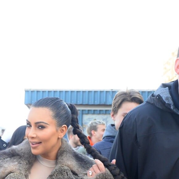 Kim Kardashian est avec son ami Jonathan Cheban en vacances en Islande, le 18 avril 2016 avec sa soeur Kourtney Kardashian qui fête aujourd'hui son 37ème anniversaire. Kim Kardashian porte un manteau en fourrure. Ils se sont arrêtés prendre un hot-dog.