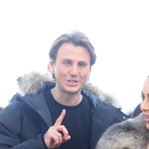 Kim Kardashian est avec son ami Jonathan Cheban en vacances en Islande, le 18 avril 2016 avec sa soeur Kourtney Kardashian qui fête aujourd'hui son 37ème anniversaire. Kim Kardashian porte un manteau en fourrure. Ils se sont arrêtés prendre un hot-dog.