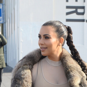 Kim Kardashian est en vacances en Islande, le 18 avril 2016 avec sa soeur Kourtney Kardashian qui fête aujourd'hui son 37ème anniversaire. Kim Kardashian porte un manteau en fourrure. Elle est avec son ami Jonathan Cheban et ils se sont arrêtés prendre un hot-dog.