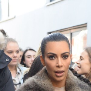 Kim Kardashian est avec son ami Jonathan Cheban en vacances en Islande, le 18 avril 2016 avec sa soeur Kourtney Kardashian qui fête aujourd'hui son 37ème anniversaire. Kim Kardashian porte un manteau en fourrure. Ils se sont arrêtés prendre un hot-dog.
