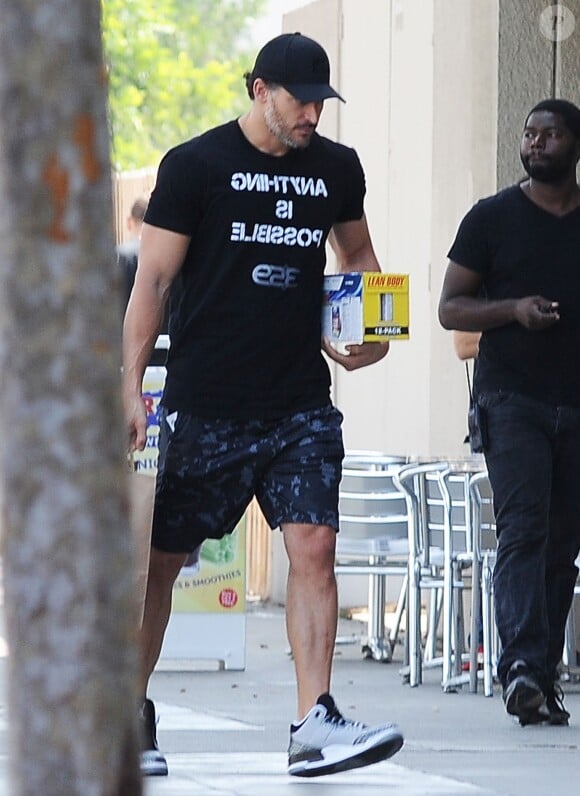 Exclusif - Joe Manganiello se rend dans une boutique de compléments alimentaires pour le sport à West Hollywood, le 8 août 2014.