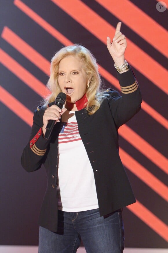 Sylvie Vartan en concert sur le plateau de l'émission "Vivement Dimanche" à Paris le 20 novembre 2013