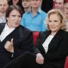 Tony Scott et Sylvie Vartan sur le plateau de l'émission "Vivement Dimanche" le 16 novembre 2011