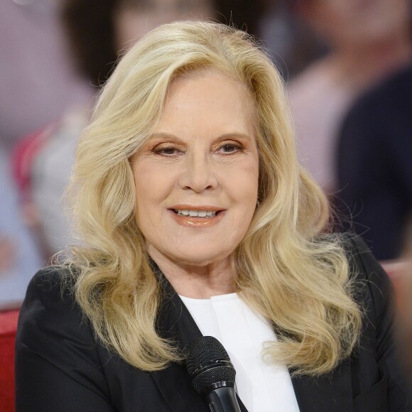 Sylvie Vartan sur le plateau de l'émission "Vivement Dimanche" à Paris le 2 décembre 2015