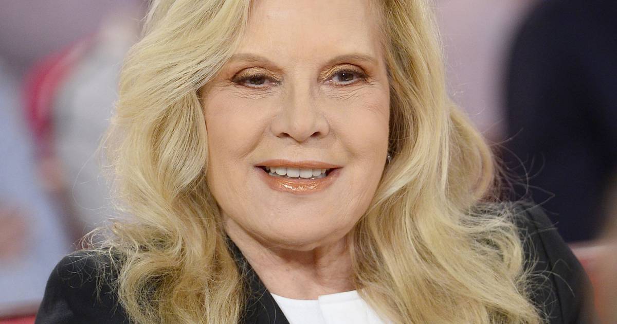 Sylvie Vartan sur le plateau de l'émission Vivement Dimanche à Paris le 2 décembre 2015 Purepeople Sylvie Vartan sur le plateau de l'émission Vivement Dimanche à Paris le 2 décembre 2015 Purepeople