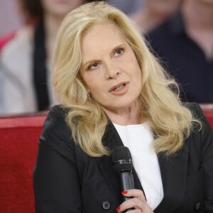 Sylvie Vartan sur le plateau de l'émission "Vivement Dimanche" à Paris le 2 décembre 2015