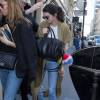 Kendall Jenner arrive chez Chanel à Paris, habillée d'un manteau kaki Erika Cavallini (collection printemps-été 2016) et chaussée de baskets adidas Originals (modèle Stan Smith). Elle tient un sac Givenchy (Lucrezia), accessoirisée d'un pompom Fendi. Le 20 avril 2016.