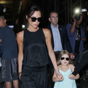 Victoria Beckham à l'aéroport LAX de Los Angeles avec sa fille Harper et ses fils Cruz et Romeo, le 18 avril 2016.
