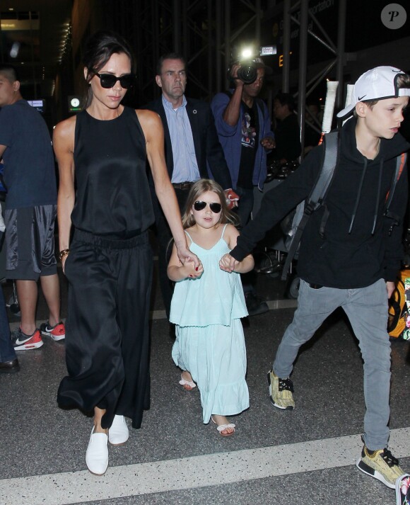 Victoria Beckham à l'aéroport LAX de Los Angeles avec sa fille Harper et ses fils Cruz et Romeo, le 18 avril 2016.