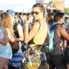 Alessandra Ambrosio assiste au Week-end 1, Jour 2 du festival Coachella, habillée d'un body noir, d'un blouson et de bottines Saint Laurent par Hedi Slimane noué à la taille, et d'un mini-short RE/DONE. Le top model porte également un sac Chloé (modèle Hudson). Le 16 avril 2016.