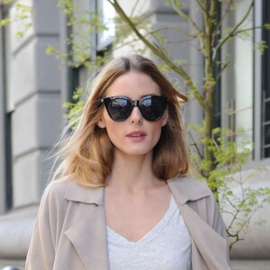 Olivia Palermo de sortie à New York, porte des lunettes de soleil Le Specs, un pantalon PAIGE® et des sandales Jimmy Choo. Le 19 avril 2016.