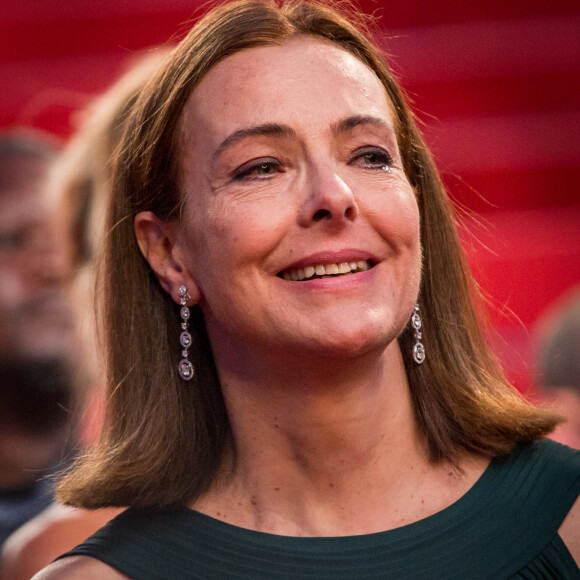 Carole Bouquet très émue lors de la descente des marches du film "The Little Prince" (Le Petit Prince) lors du 68e Festival International du Film de Cannes à Cannes le 22 mai 2015, le film produit par son fils Dimitri Rassam.