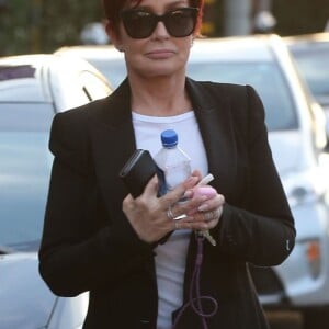 Exclusif - Sharon Osbourne se rend dans un magasin de décoration avec un ami à West Hollywood, le 4 février 2016.