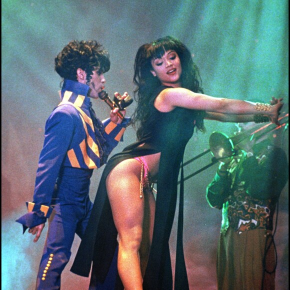 Prince avec sa première épouse, la danseuse Mayte Garcia, en concert à Wembley en 1993. Le couple était marié entre 1996 à 1999.