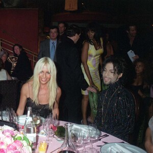 Madonna et Prince aux côtés de Donatella Versace en 1999 pour une soirée Versace. Les deux chanteurs aurait brièvement entretenu une idylle en 1985.