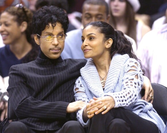 Prince et sa seconde épouse, Manuela Testolini, lors d'un match des Lakers le 25 décembre 2004. Le couple était marié entre 2001 et 2006.