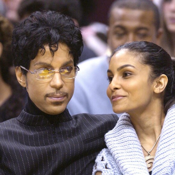 Prince et sa seconde épouse, Manuela Testolini, lors d'un match des Lakers le 25 décembre 2004. Le couple était marié entre 2001 et 2006.