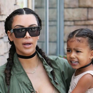Kim Kardashian se promène avec sa fille North West dans les rues de Encino, le 21 avril 2016