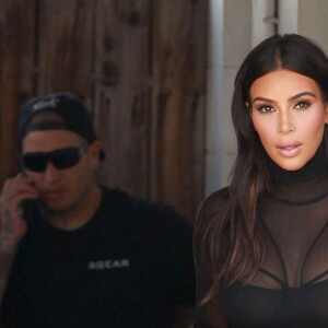 Kim Kardashian se promène dans les rues de Van Nuys, le 13 avril 2016