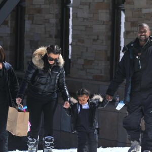 Exclusif - Kanye West, sa femme Kim Kardashian et leur fille North en vacances dans la station de sports d'hiver Vail dans le Colorado, le 7 avril 2016.