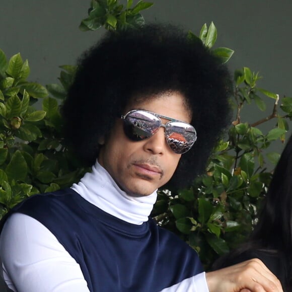 Le chanteur Prince assiste au match entre Rafael Nadal et Dusan Lajovic lors des Internationaux de France de tennis de Roland Garros à Paris, le 2 juin 2014.