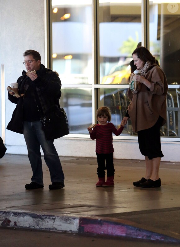 Exclusif - Patton Oswalt, sa femme Michelle McNamara et leur fille Alice à l'aéroport de Los Angeles, le 27 décembre 2012.
