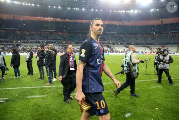Zlatan Ibrahimovic et le PSG remportent la coupe de la ligue face à Lille au Stade de France à Saint-Denis, le 23 avril 2016. © Cyril Moreau/Bestimage