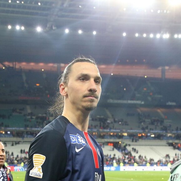 Zlatan Ibrahimovic et le PSG remportent la coupe de la ligue face à Lille au Stade de France à Saint-Denis, le 23 avril 2016. © Cyril Moreau/Bestimage