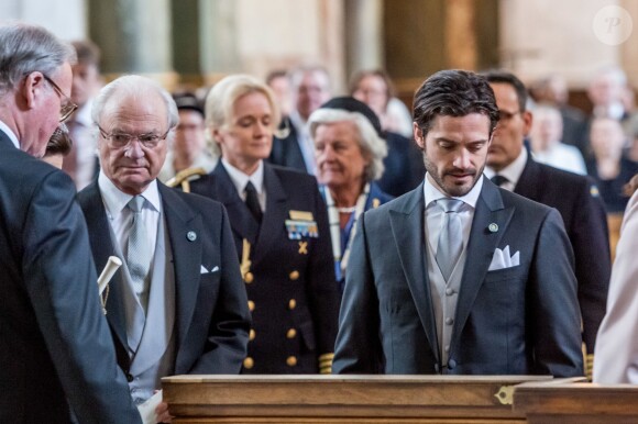 Le roi Carl Gustav et le prince Carl Philip de Suède - La famille royale suédoise assiste au te Deum en l'honneur de la naissance du prince Alexander en la chapelle du palais royal de Stockholm, le 22 avril 2016.
