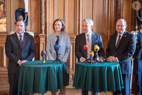 Le premier ministre Stefan Lofven, Anna Hamilton, Svante Lindqvist et Urban Ahlin lors de l'annonce officielle du prénom du bébé du prince Carl Philip de suède et de la princesse Sofia à Stockholm le 21 avril 2016.