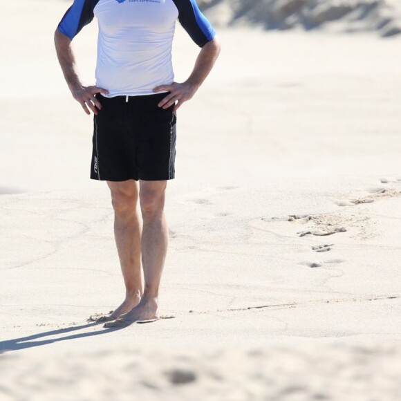 Exclusif - Hugh Jackman et sa femme Deborra-Lee Furness, un gros pansement sur son pied, à la plage pendant leurs vacances à Saint-Barthélémy le 13 avril 2016.