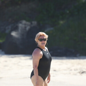 Exclusif - Hugh Jackman et sa femme Deborra-Lee Furness, un gros pansement sur son pied, à la plage pendant leurs vacances à Saint-Barthélémy le 13 avril 2016.