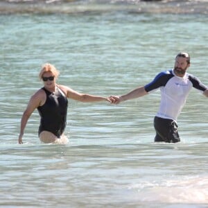Exclusif - Hugh Jackman et sa femme Deborra-Lee Furness, un gros pansement sur son pied, à la plage pendant leurs vacances à Saint-Barthélémy le 13 avril 2016.