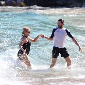 Exclusif - Hugh Jackman et sa femme Deborra-Lee Furness, un gros pansement sur son pied, à la plage pendant leurs vacances à Saint-Barthélémy le 13 avril 2016.